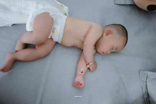 迪庆宝宝流白色粘鼻涕